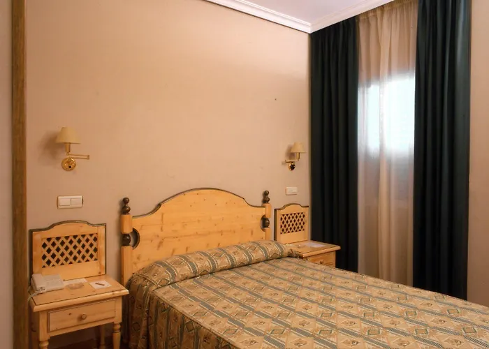 Ele Puerta De Monfrague Hotel 2*